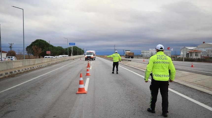 Trakya'da trafik ekipleri ticari araçlarda "zorunlu kış lastiği" denetimi yaptı