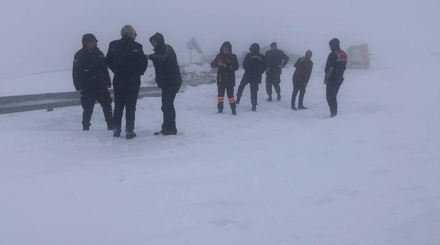Bayburt’ta aracı kara saplanan vatandaş mahsur kaldığı yaylada kurtarıldı