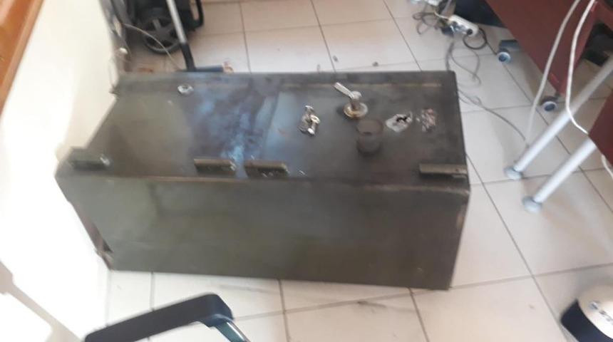 &Ccedil;elik kasadan 52 bin lira &ccedil;alan 2 ş&uuml;pheli tutuklandı