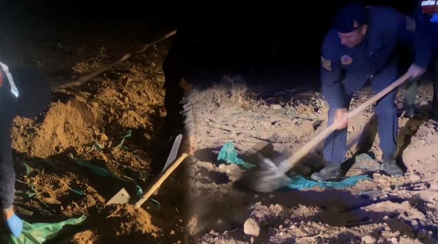 Jandarma gece yarısı tarlaya girip k&uuml;reklerle kazdı! Hepsi toprağın altından &ccedil;ıktı