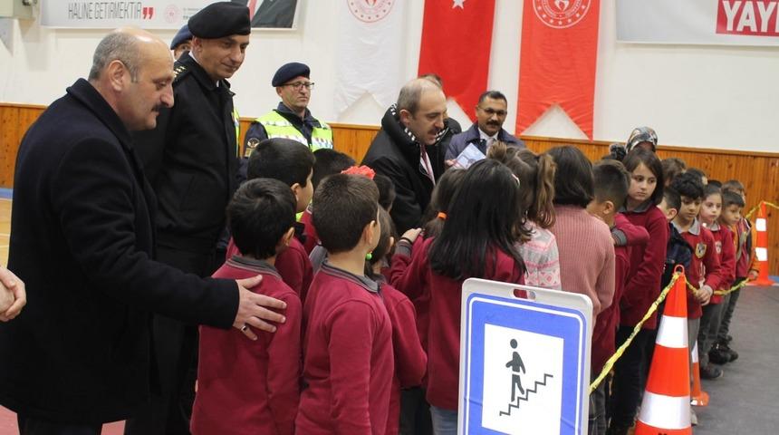 Emniyet kemeri simülasyon aracından inenler emniyet kemerinin önemini anladılar