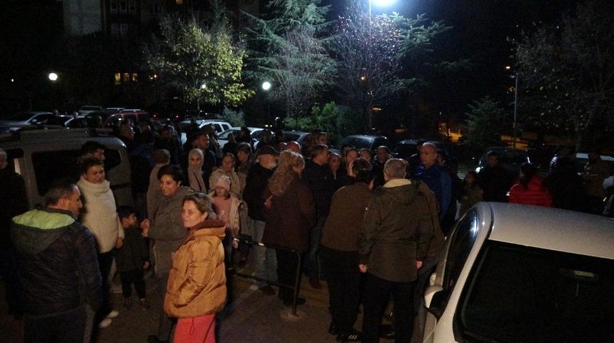 Site sakinleri 'Yönetim istifa' deyip, gece yarısı sokağa döküldü! 'Ürünler pahalanmış'