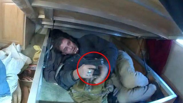 Sanki aksiyon filmi! Yatağın altına saklanıp polislere ateş eden suçlu dehşet saçtı
