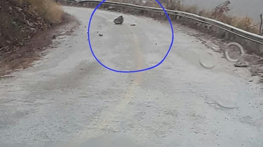 Kayanın altında kalmaktan son anda kurtuldular