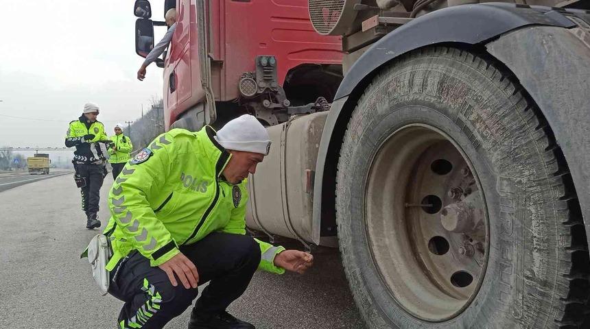 Bolu Dağı’nda sürücüler polisin uygulamasına takıldı