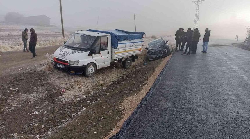 Kontrolden çıkan kamyonete otomobil arkadan çarptı