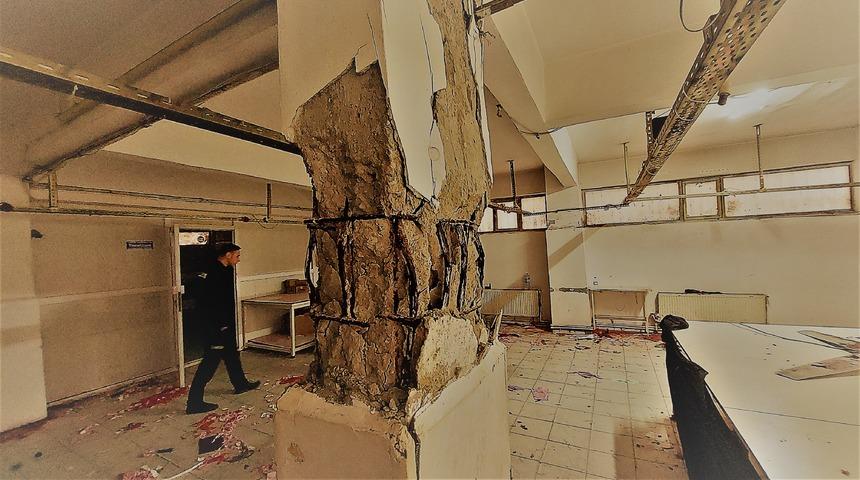 Kimse ne olduğunu anlayamadı! Küçükçekmece'de 24 yıllık binanın kolonu patladı