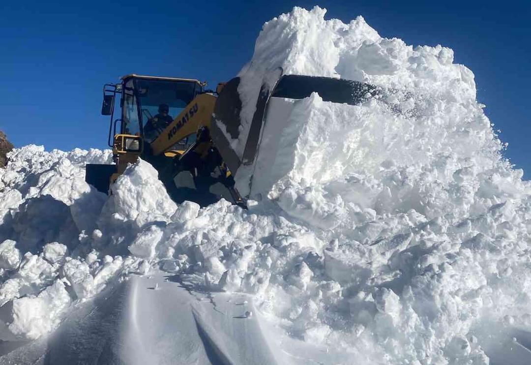 Her yer beyaza b&uuml;r&uuml;nd&uuml;: Kar kalınlığı 2 metreyi ge&ccedil;ti, yollar kapandı!