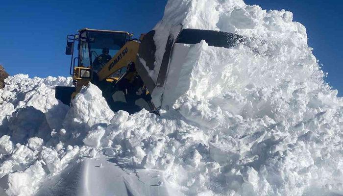 Kar kalınlığı 2 metreyi geçti, yollar kapandı!