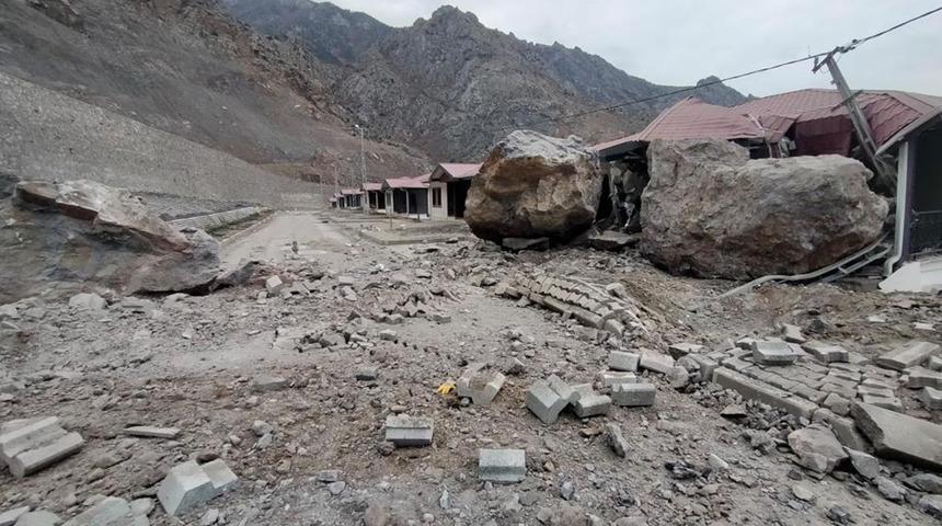 Daha oturamadılar bile! Yeni evlerinin üzerine tonlarca ağırlığında kayalar düştü