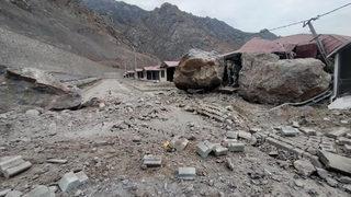 Daha oturamadılar bile! Yeni evlerinin üzerine tonlarca ağırlığında kayalar düştü