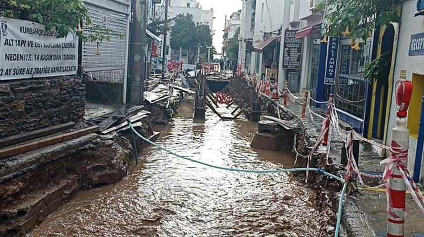 Antalya ve Muğla sağanak yağışa teslim oldu! Caddeler göle döndü, evleri su bastı