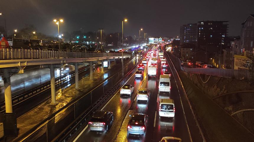 İstanbul'da trafik yoğunluğu yüzde 90'a ulaştı!