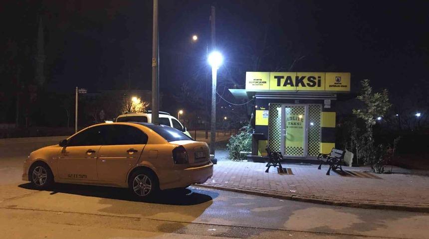 Temizlik fırçası ve paspas sopalarıyla taksicilere saldırdılar... O anlar kamerada