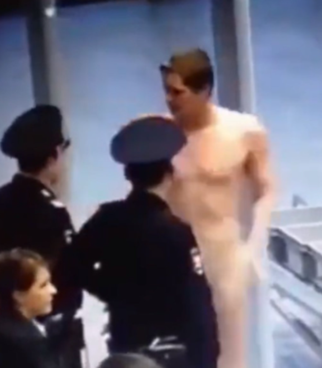 G&uuml;venlik &ouml;nlemleri canından bezdirdi! Sonunda havalimanındaki X-ray cihazından &ccedil;ırıl&ccedil;ıplak ge&ccedil;ti