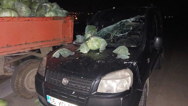 Samsun'da traktör römorkuna çarpan hafif ticari araçtaki 2 kişi yaralandı