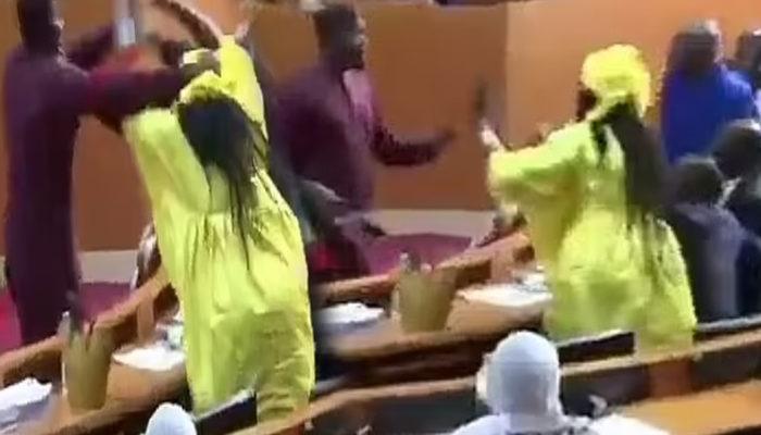 Ülkede Meclis karıştı! Tekme, tokat, sandalye...