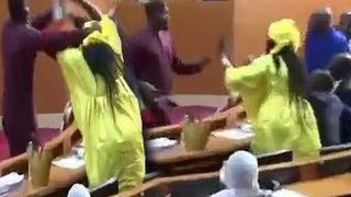 Senegal Meclisi’nde kavga! Tekme ve tokatlar havalarda uçuştu... Milletvekilleri birbirlerine girdi