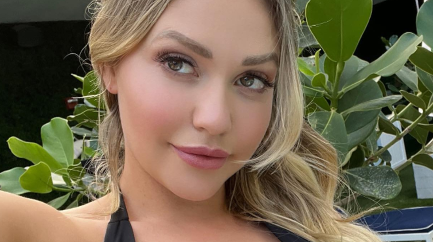 Yetişkin film yıldızı Mia Malkova sosyal medyayı sallamaya devam ediyor! Bu kez bikinisinin altı küçük gelince beğeni yağmuruna tutuldu