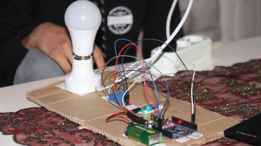 Lise öğrencisi, sese duyarlı lamba geliştirdi