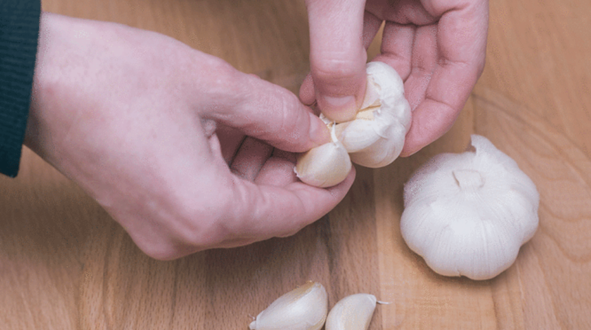Korelilerin büyük iyileşme sırrı!  Baş parmağınıza sarımsak sarıp bekleyin... Olacaklara inanamayacaksınız