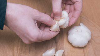 Korelilerin büyük iyileşme sırrı!  Baş parmağınıza sarımsak sarıp bekleyin... Olacaklara inanamayacaksınız