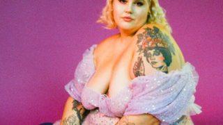 Büyük beden sosyal medya fenomeni Abby Bible sınırları yıktı geçti! Üstünü çıkartıp yarı çıplak poz verdi