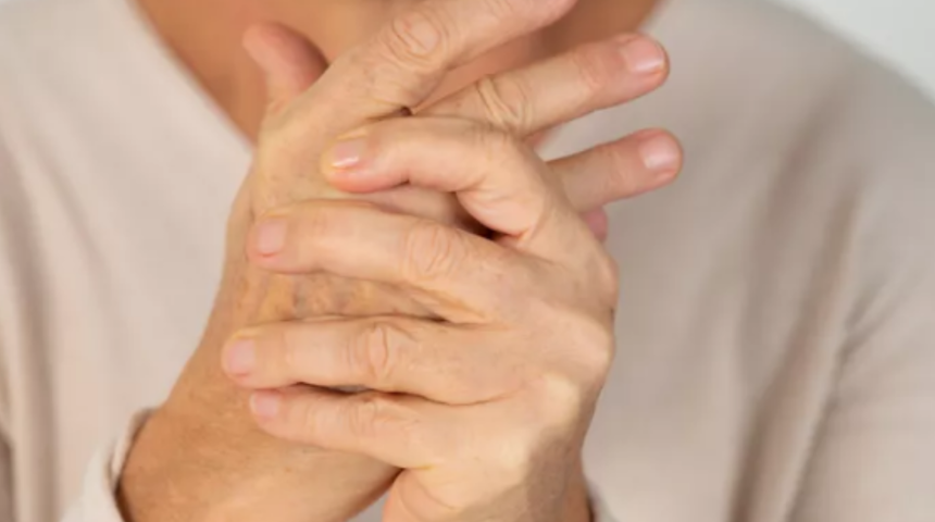 Hemen deneyin! Küçük parmağınızda bu hareketi yapamıyorsanız inme ve alzheimer riski ile karşı karşıyasınız