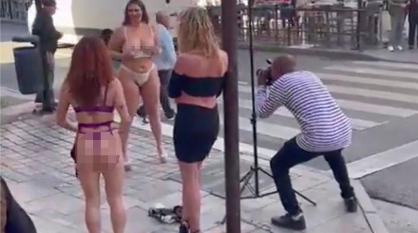 Çevredekilere aldırış etmediler! Bir anda şehrin en işlek caddesinde soyunmaya başladılar