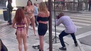 Çevredekilere aldırış etmediler! Bir anda şehrin en işlek caddesinde soyunmaya başladılar