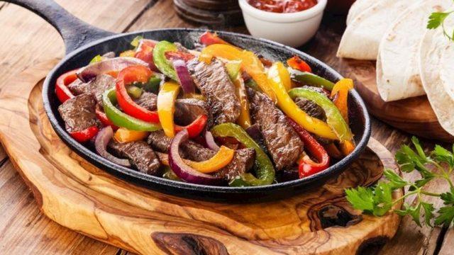 Zuhal Topal'la Yemekteyiz fajita tarifi! Yemek davetlerinin vazgeçilmezi fajita nasıl yapılır?