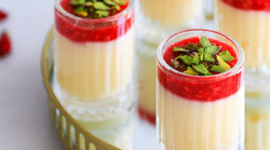 Zuhal Topal'la Yemekteyiz Frambuaz soslu muhallebi tarifi! Yiyenler vazgeçemiyor: Frambuaz soslu muhallebi nasıl yapılır?