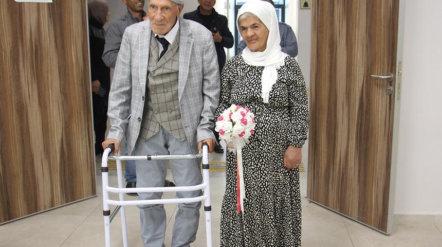 86 yaşındaki Duran dedeyle 65 yaşındaki Elmas teyze muradına erdi: 33 yıldır bugünü bekliyorum