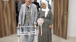 86 yaşındaki Duran dedeyle 65 yaşındaki Elmas teyze muradına erdi: 33 yıldır bugünü bekliyorum