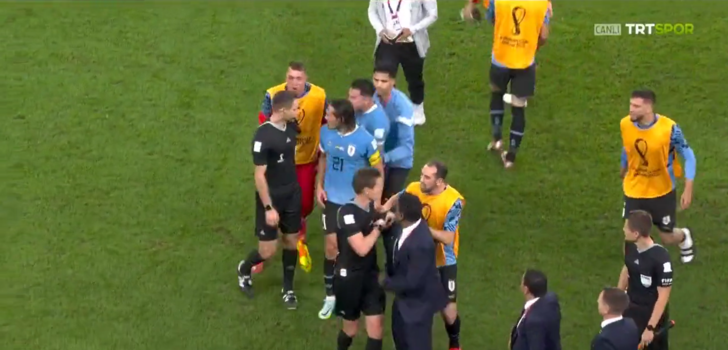 Son dakika: Uruguay Dünya Kupası'ndan elendi, ortalık fena karıştı! Fernando Muslera sahaya daldı, hakemi itti! G3