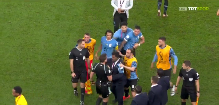 Son dakika: Uruguay Dünya Kupası'ndan elendi, ortalık fena karıştı! Fernando Muslera sahaya daldı, hakemi itti! G4