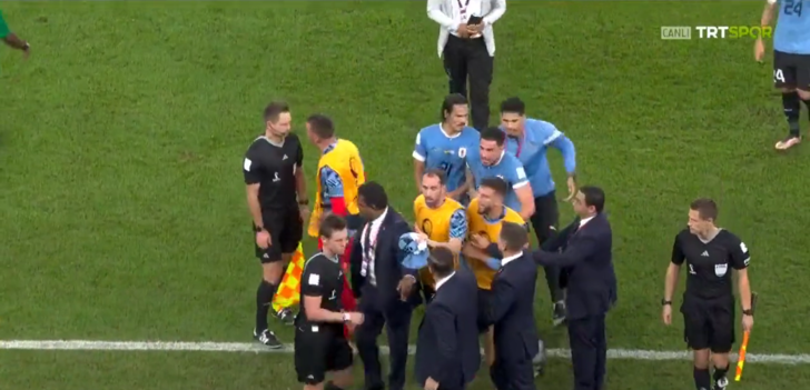 Son dakika: Uruguay Dünya Kupası'ndan elendi, ortalık fena karıştı! Fernando Muslera sahaya daldı, hakemi itti! G5