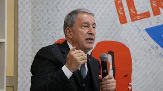 Bakan Akar gençlerin ısrarına kayıtsız kalamadı! O sloganın ardından Cumhurbaşkanı Erdoğan'ı aradı