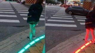 Güney Kore’de akıllı telefon bağımlıları için sokaklara trafik ışıkları kuruldu! Geleneksel ışıklardan vazgeçildi