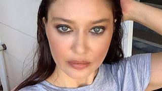 46 yaşındaki Nurgül Yeşilçay derin göğüs dekoltesiyle bakana bir daha baktırdı! Sevgilisi kayıtsız kalamadı