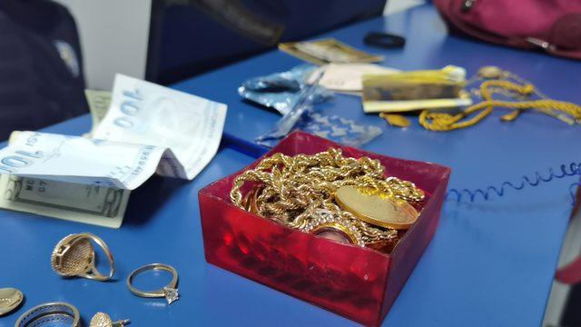 Gençlerden 'insanlık ölmemiş' dedirten hareket! Yolda bulup polise teslim ettiler... Para ve ziynet dolu