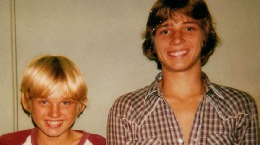 Odasının duvarına fotoğrafını astığı kahramanı annesinin katili &ccedil;ıktı! 