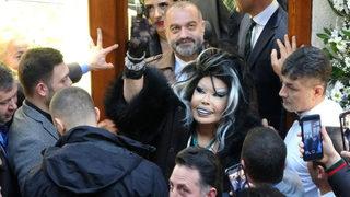Diva lakaplı sanatçı Bülent Ersoy açılışa katıldı! Vatandaşlar izdiham yarattı
