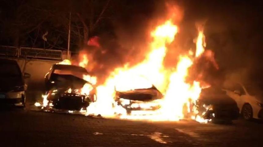 Servis otoparkında arızalı 5 araç küle döndü! Büyük çaplı maddi hasar meydana geldi