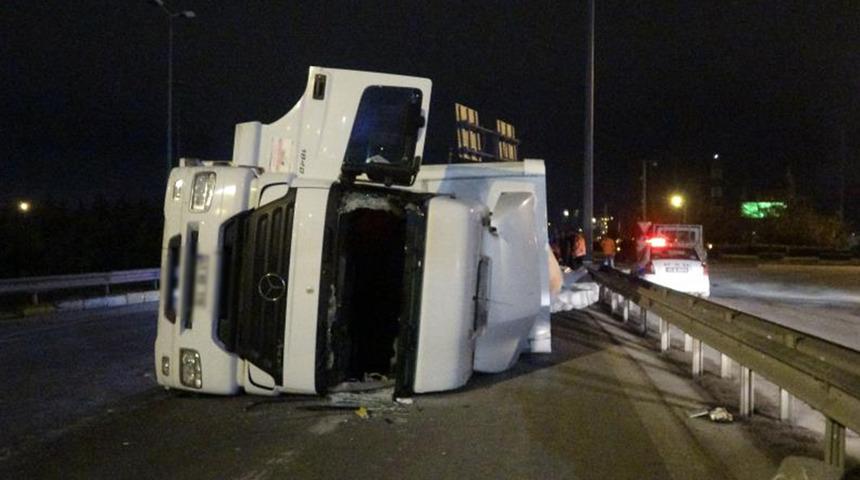 Kağıt yüklü tır virajı alamadı! TEM’e girmek isterken devrildi