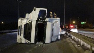 Kağıt yüklü tır virajı alamadı! TEM’e girmek isterken devrildi