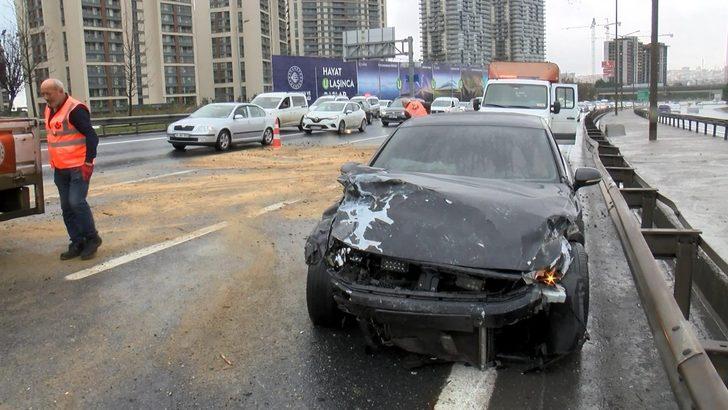 İstanbul'da korkunç kaza! Gören inanamadı, otomobil ikiye bölündü G2