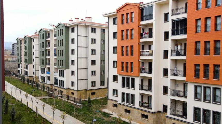 Elazığ depreminden etkilenen Malatya'da yaralar sarılmaya devam ediyor! Bakan Kurum yeni inşa edilen binaların g&ouml;r&uuml;nt&uuml;lerini paylaştı