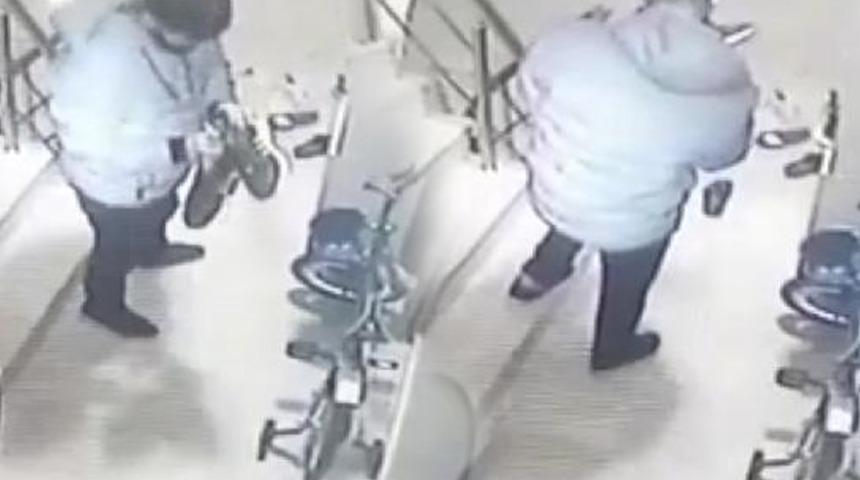 Görüntüleri izleyince şaştı kaldı! Ayakkabıları tek tek koklayıp...