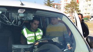 Polis neye şaşıracağını şaşırdı! Çocuk sürücü öyle bir soru sordu ki...
